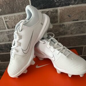 BRAND NEW Nike Women's Softball Cleats Hyperdiamond White Size 9